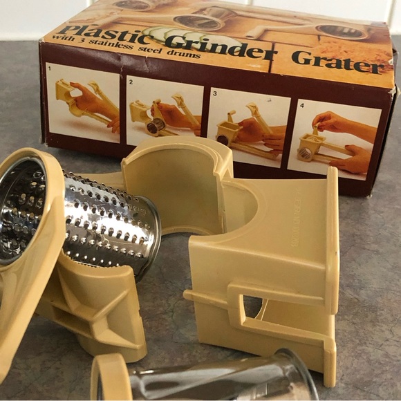 70's Plastic Grinder Grater - Kitchen Gadget - Small Kitchen Appliance - Cheese - Picture 6 of 9
